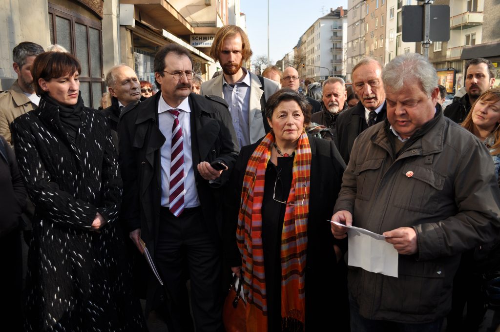 Stolpersteinverlegung im Jahr 2013 (Von links nach rechts) Marianne Grosse (Dezernentin der Stadt Mainz), Enkel Serge sowie Enkelin Lydie sowie Udo Seyfarth damaliger Vorsitzender der Supporters Mainz