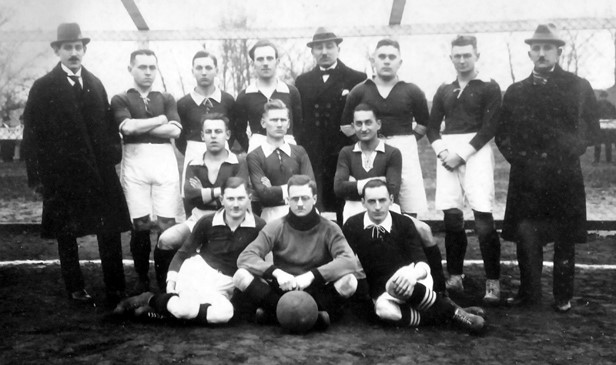 5. Die Mannschaft um das Jahr 1920/21. In der Mitte, mit Hut, Eugen Salomon. Zu dieser Zeit Vorstandsmitglied, Gönner und zeitweise Spielausschussvorsitzenden. (Quelle: www.fsv05.de)
