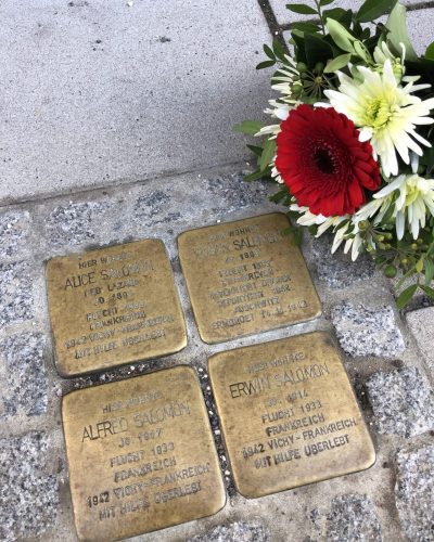 Bild der Stolpersteine in der Boppstraße 64. (Quelle Es war einmal… Fanzine)
